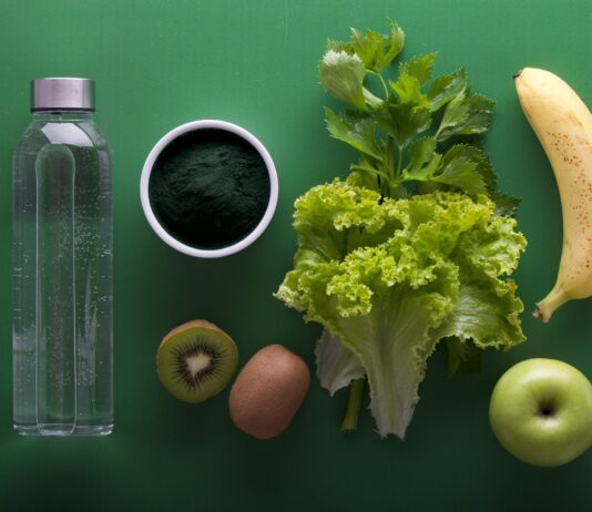 운동과 균형 잡힌 다이어트로 만들기 assorted fruits and vegetables on green surface