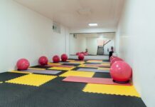 필라테스와 필라테스 기구, 초보자를 위한 가이드 a room with exercise mats and exercise balls on the floor
