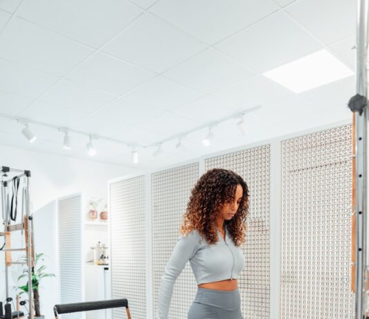 필라테스와 근력 운동의 효과적인 병행법 a woman on a treadmill in a gym