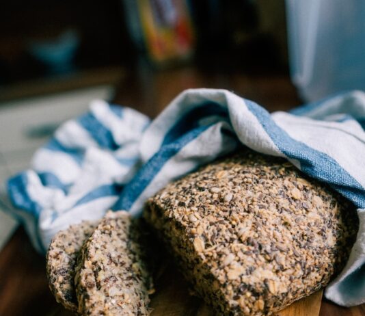 생활 습관이 암 발생에 미치는 영향 brown bread on brown wooden table