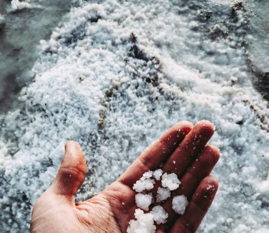 염분 섭취: 얼마나 줄여야 할까? white stones on persons hand