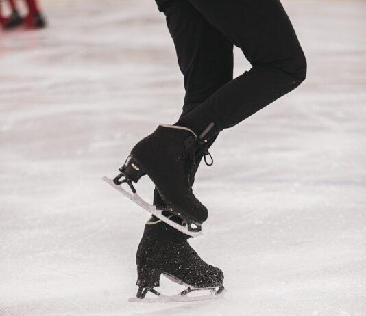 취미로 즐기는 겨울운동, 스트레스 해소와 병 예방을 동시에 person in black jacket and black pants playing ice hockey