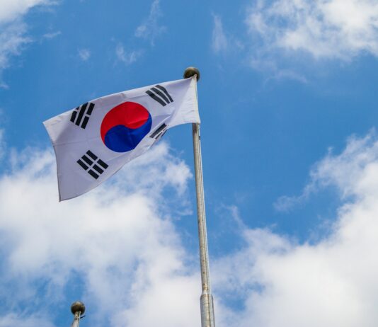상산 김도연 선생을 기억하다…독립정신 기념행사 개최 white red and blue flag under blue sky during daytime